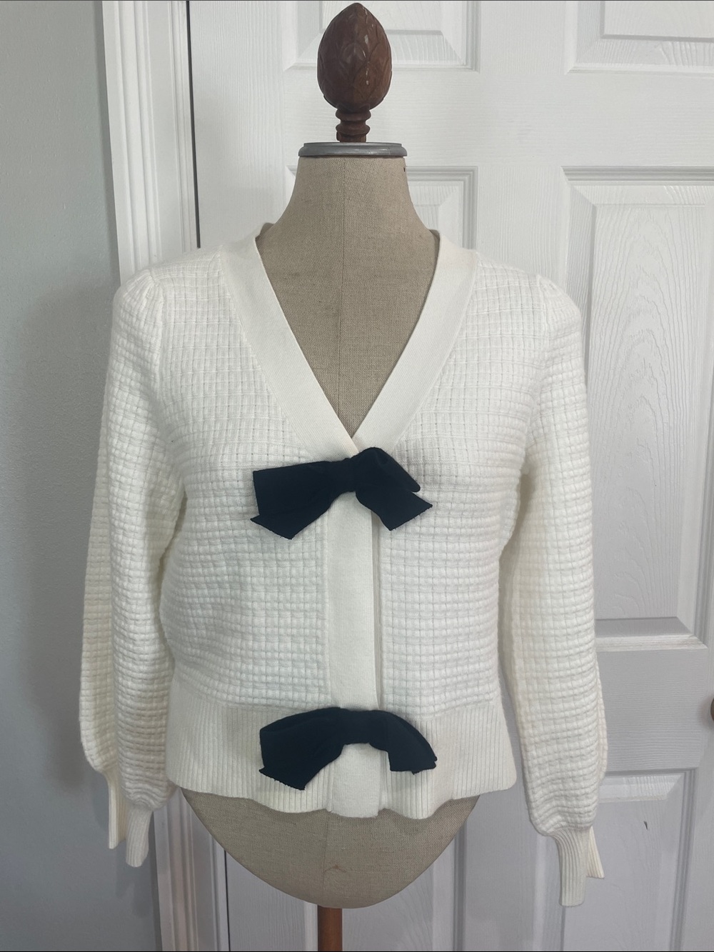 Express V-neck black bow cardigan sweater white Knit women’s size M medium nwts